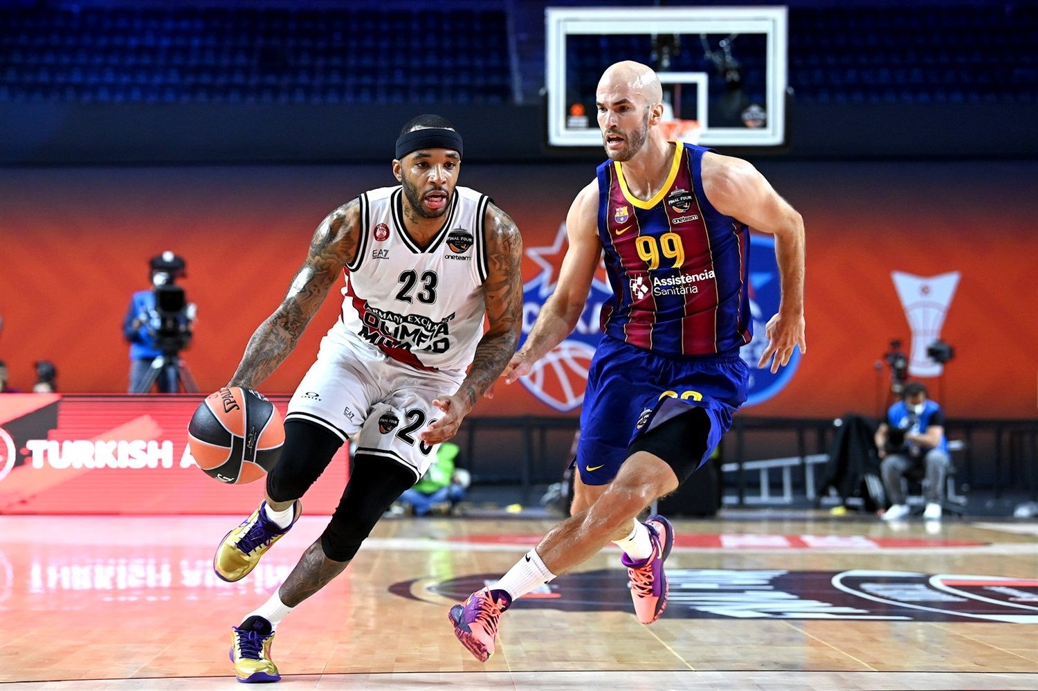 Malcolm Delaney ataca ala canasta tras superar a Nick Calathes. Foto: Euroliga