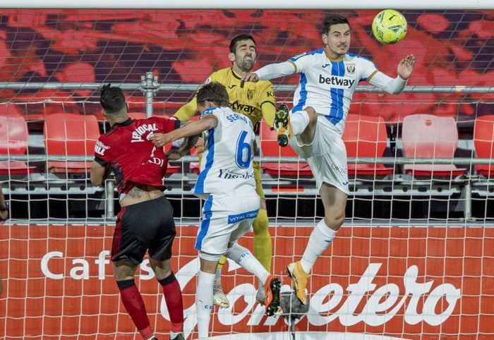 Javi Hernández despeja un balón en un Mirandés-Leganés