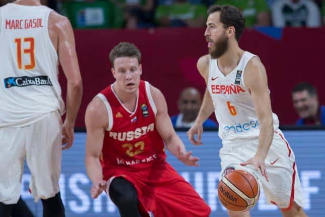 Sergio Rodríguez bota el balón en un España - Rusia. Foto: Federación Española de Baloncesto.