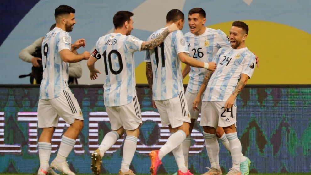 AME7610. BRASILIA (BRASIL), 21/06/2021.- Alejandro "Papu" Gómez (i) de Argentina celebra hoy con sus compañeros tras anotar contra Paraguay, durante un partido por el grupo A de la Copa América estadio Mané Garrincha de Brasilia (Brasil). EFE/Joedson Alves