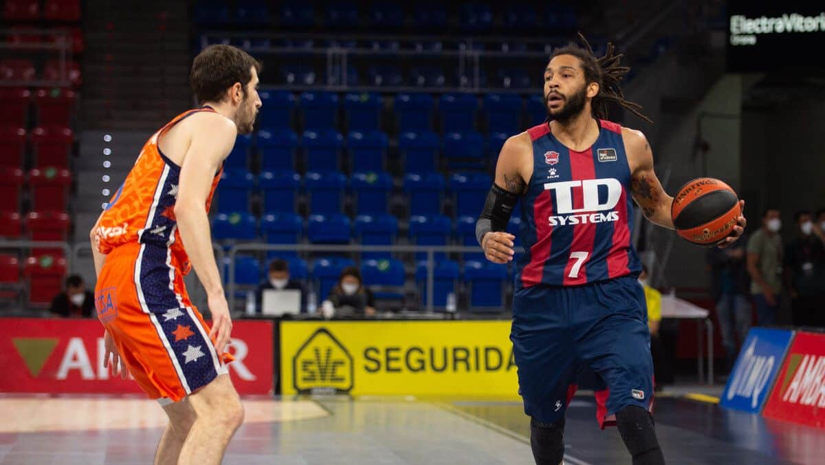 Pierria Henry frente a la defensa de Guillem Vives. Fuente: Liga Endesa.