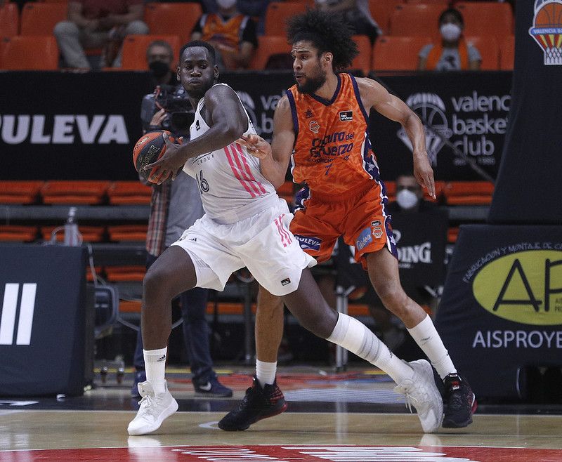Louis Labeyrie defendiendo a Usman Garuba. Fuente: M.A. Polo (VBC).