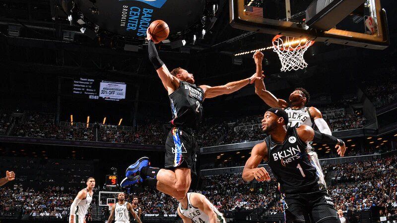 Blake Griffin machacando por encima de Antetokounmpo. Foto vía: nba.com