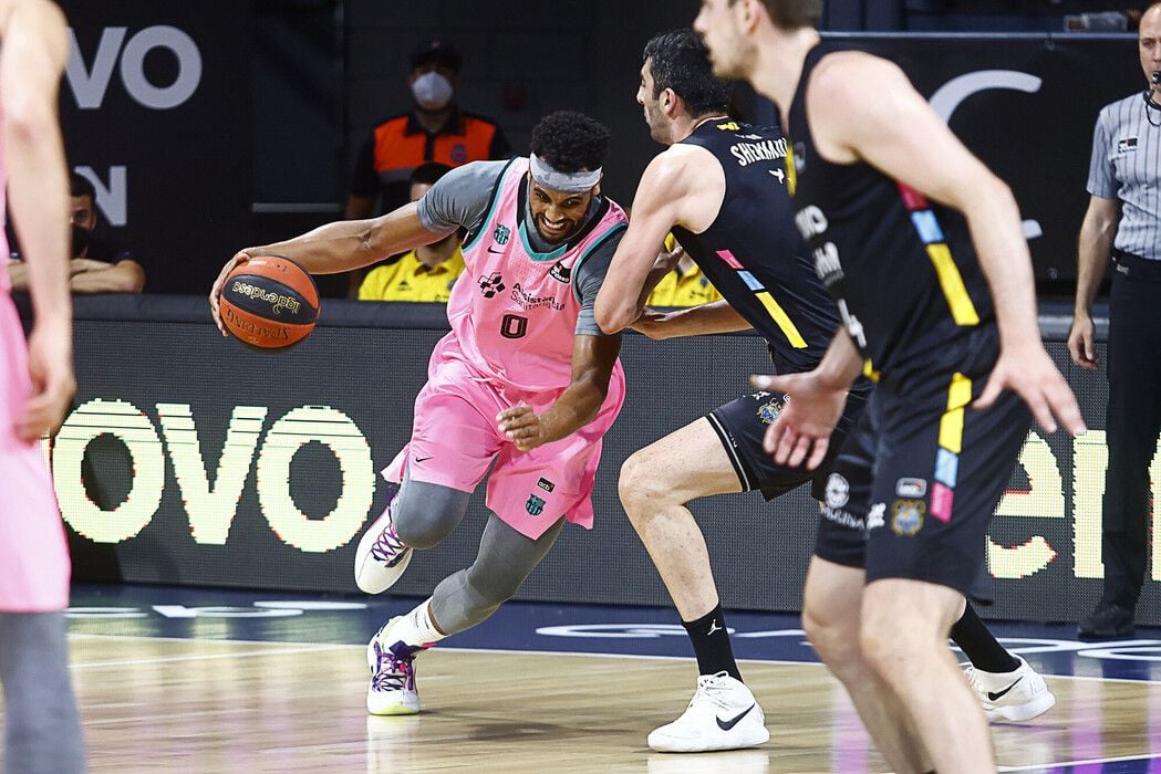 Brandon Davies ante Shermadini (Fuente: Twitter @FCBbasket)