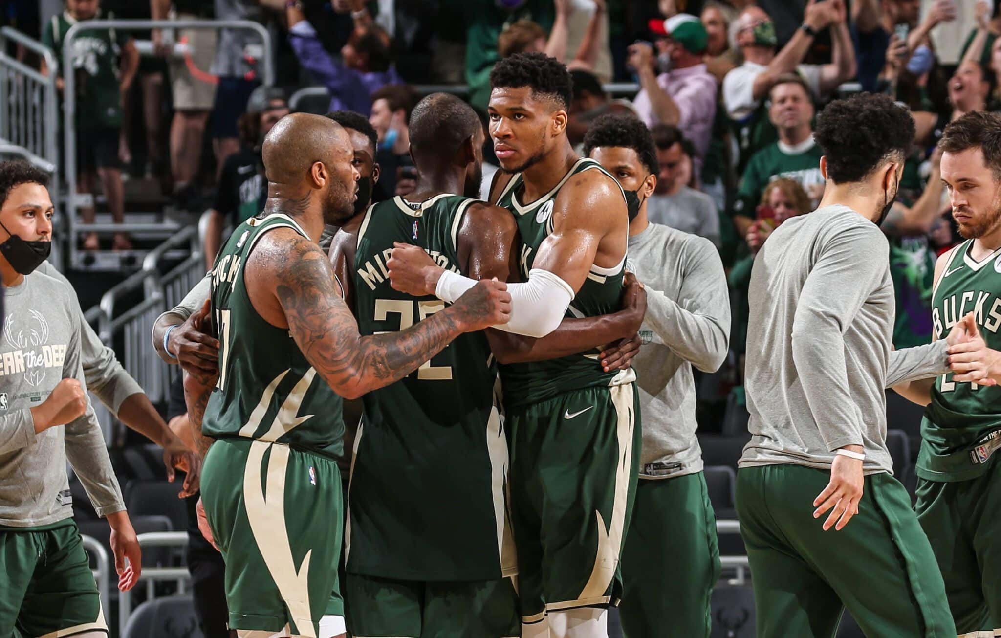 Milwaukee Bucks celebrando la victoria tras la bocina final. Foto vía: nba.com