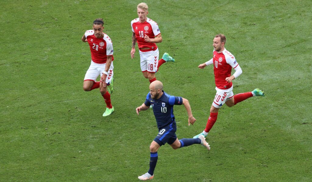 Teemu Pukki corre perseguido por la defensa de Dinamarca | Fuente: UEFA