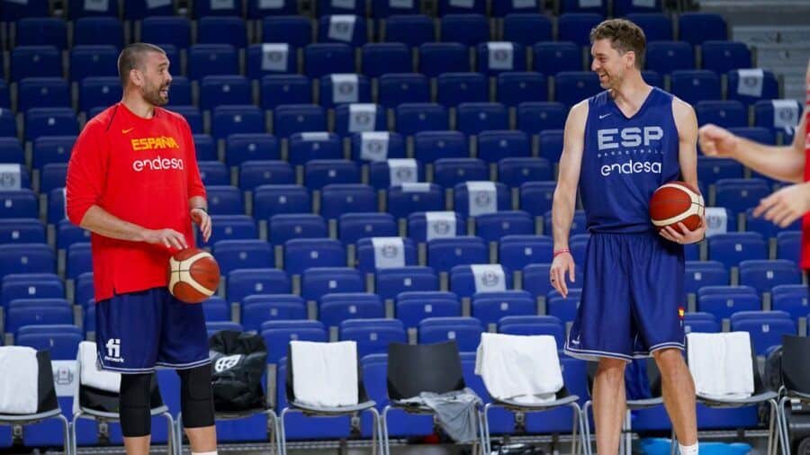 Pau y Marc Gasol hablan en un entrenamiento con la Selección española. Foto: Federación Española de Baloncesto.