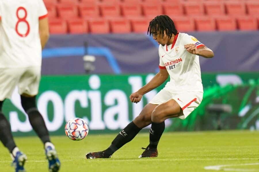 Jules Koundé da un pase en un partido como jugador del Sevilla Fútbol Club. Foto: Sevilla Fútbol Club.