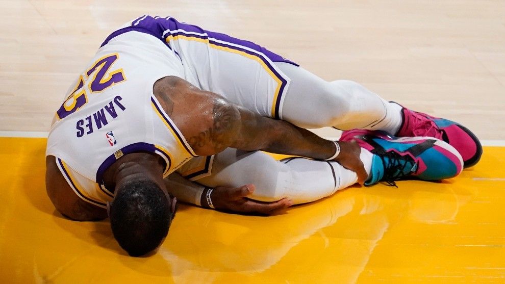 LeBron doliendose del tobillo tras la caida con Solomon Hill. Foto vía: NBA.com