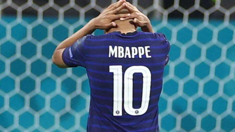 Mbappe luego de rematar su tiro de penal