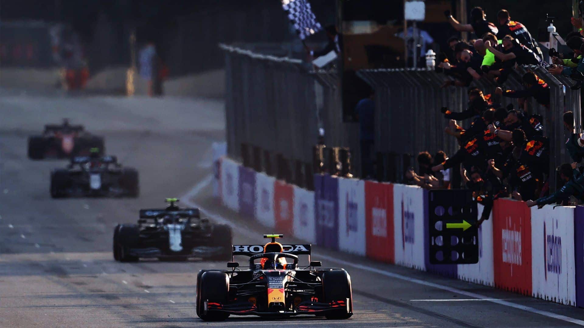 Sergio Pérez cruza la meta para ganar el GP de Azerbaiyán. Foto: @RedBullRacing