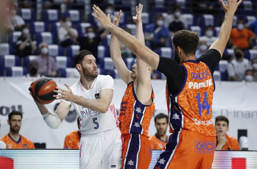 Rodolfo Fernández es defendido por Klemen Prepelic y Bojan Dubljevic en un Real Madrid - Valencia Basket Club. Foto: Liga Endesa.