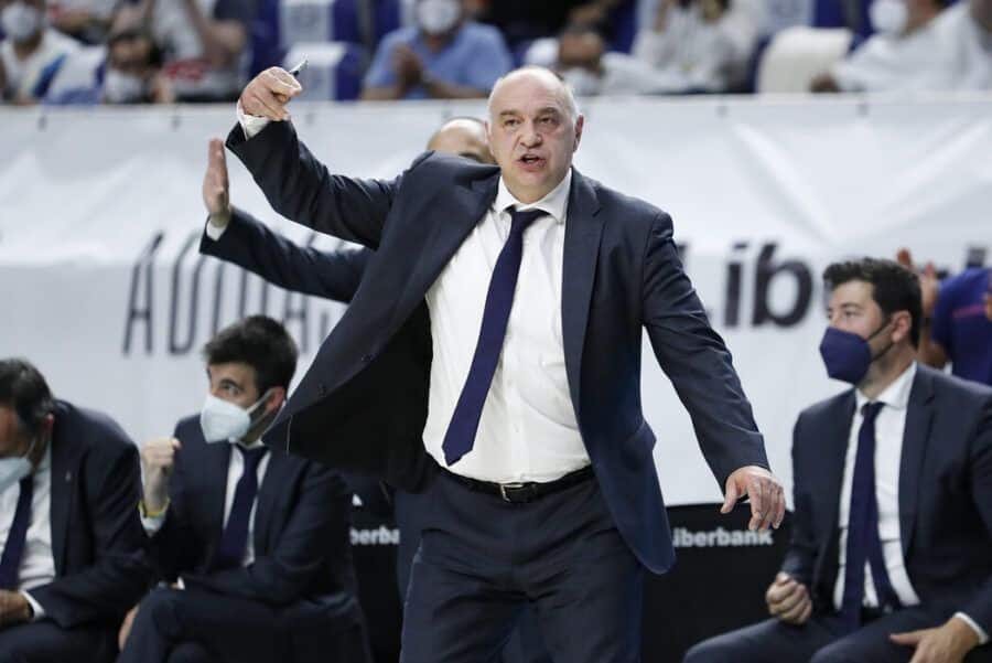 Pablo Laso da indicaciones a sus jugadores en un partido como entrenador del Real Madrid. Foto: Liga Endesa.