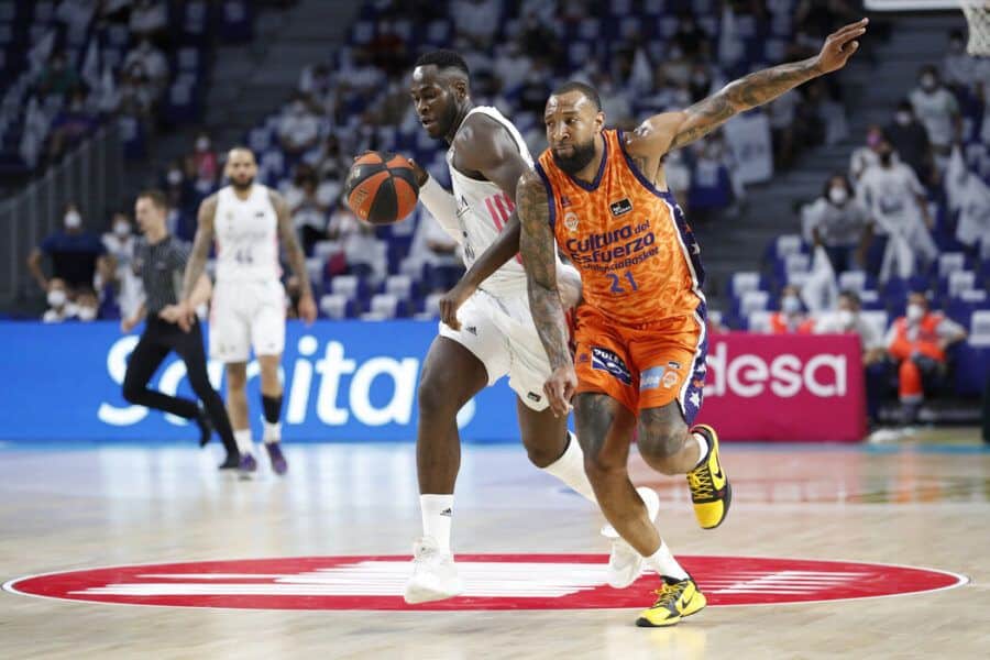 Usman Garuba bota ante Derrick Williams en un Real Madrid - Valencia Basket. Foto: Liga Endesa.