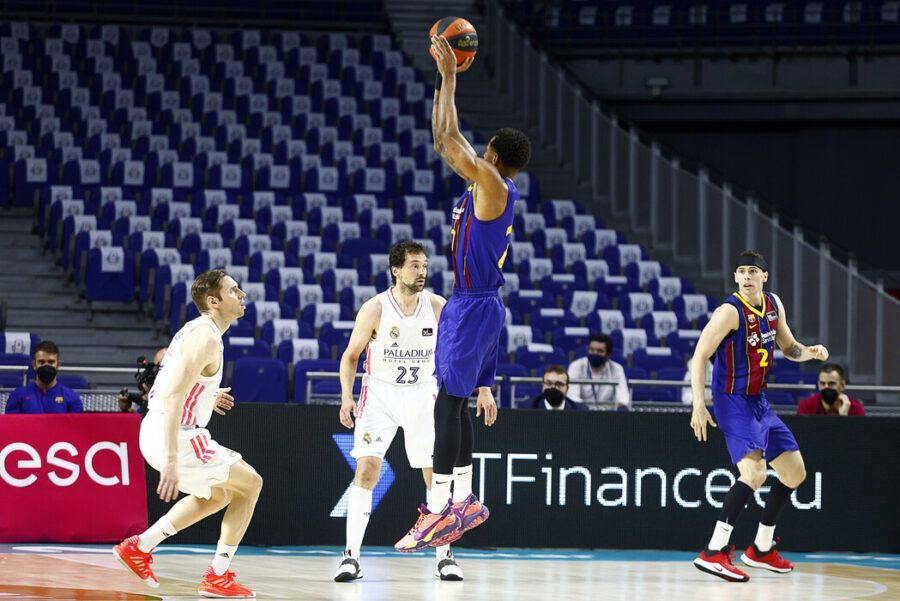 Cory Higgins lanza a canasta ante Fabien Causeur en un Real Madrid - Barça. Foto: Liga Endesa.