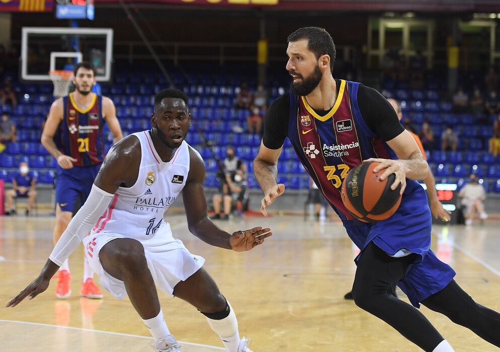 Nikola Mirotic bota ante Usman Garuba en un Barça - Real Madrid. Foto: Liga Endesa.