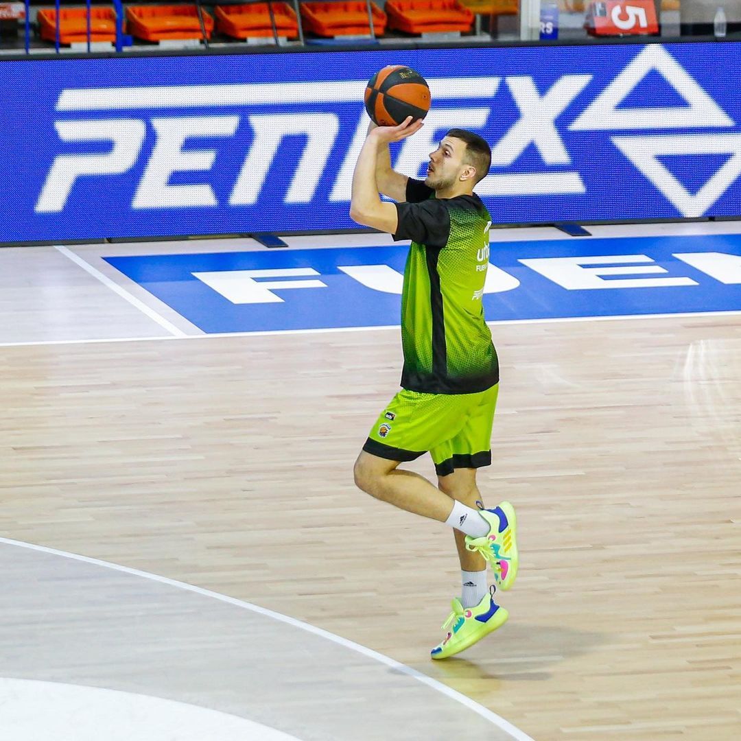 Jovan Novak tirando un triple a una pierna. Instagram oficial Urbas Fuenlabrada