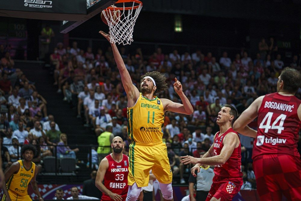 Anderson Varejao intenta anotar una canasta. Foto: Web de FIBA