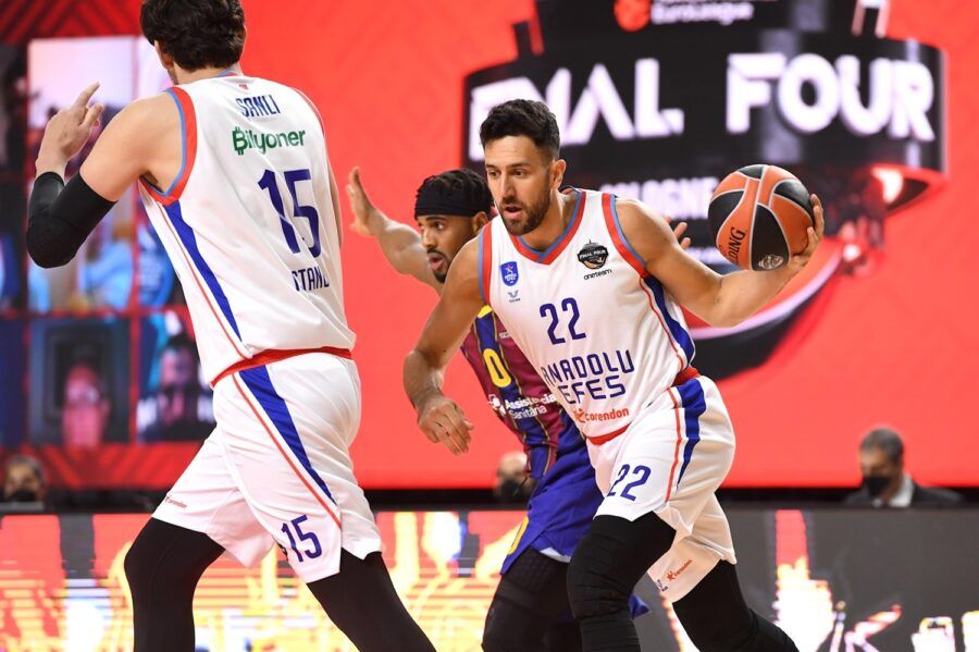 Vasilije Micic bota el balón ante Brandon Davies en un Anadolu Efes Istanbul - FC Barcelona. Foto: Turkish Airlines Euroleague.