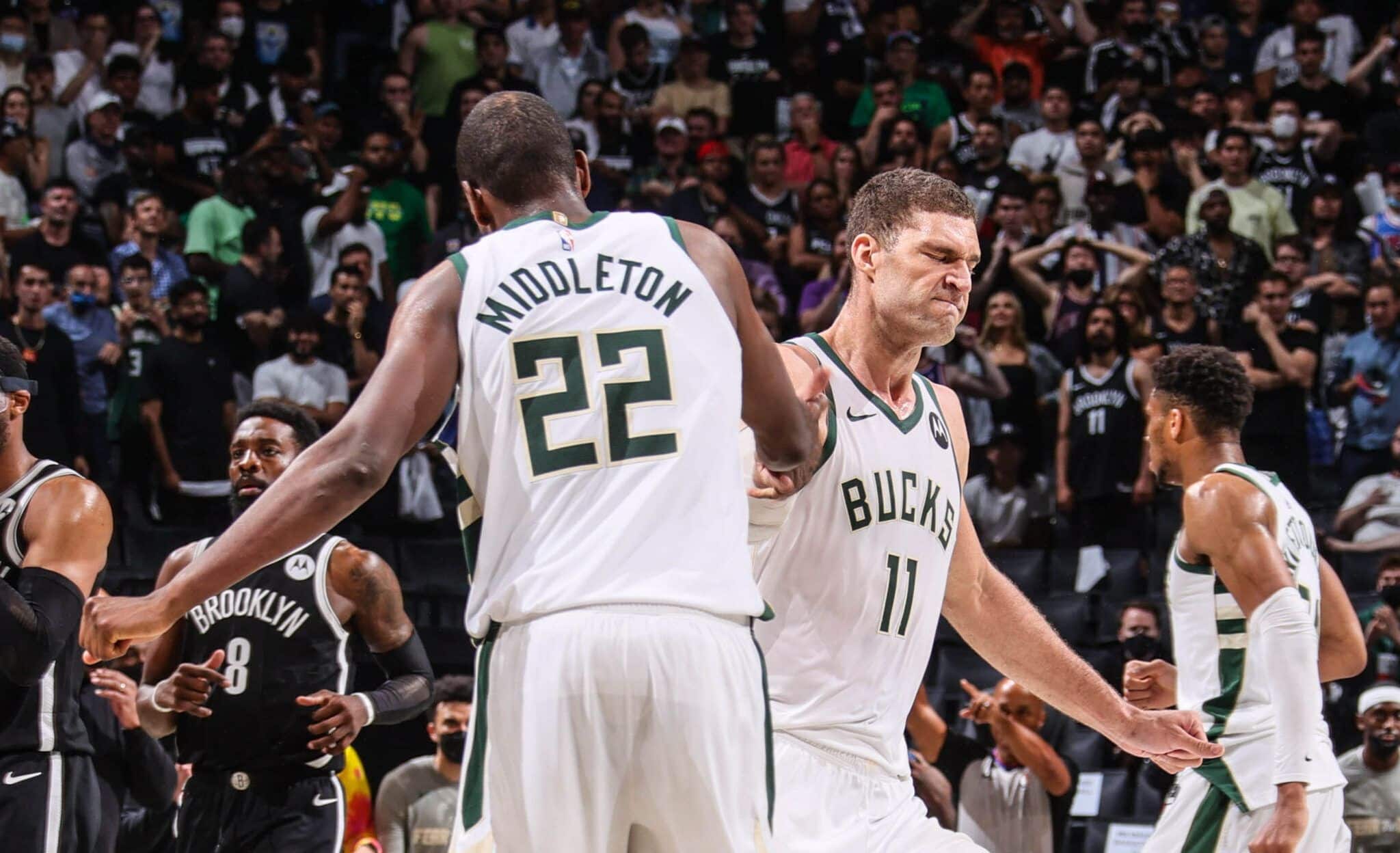 Brook Lopez y Khris MIddleton celebrando el tapón más importante de la carrera del pívot. Foto vía: twitter.com/bucks