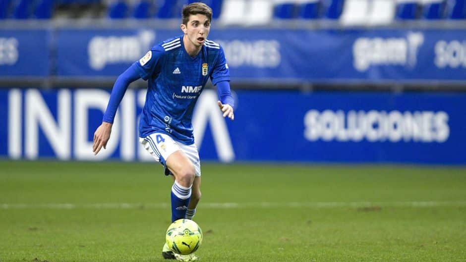 Edgar González en un partido con el Real Oviedo