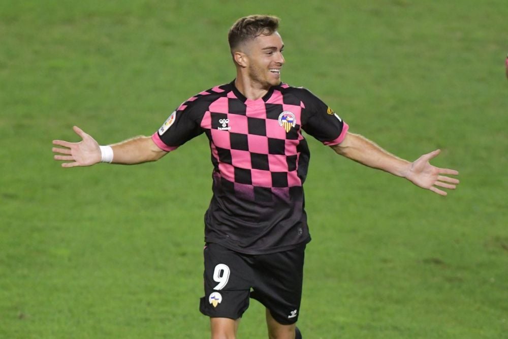 Juan Hernández celebra uno de sus goles con el Sabadell