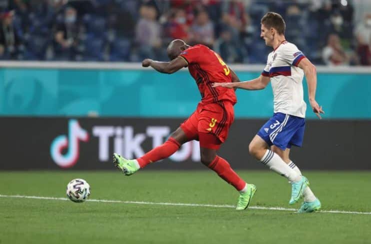 Romelu Lukaku anotando el tercer gol de Bélgica contra Rusia