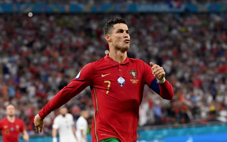Cristiano Ronaldo celebra uno de los goles anotados frente a Francia. Foto: @EURO2020