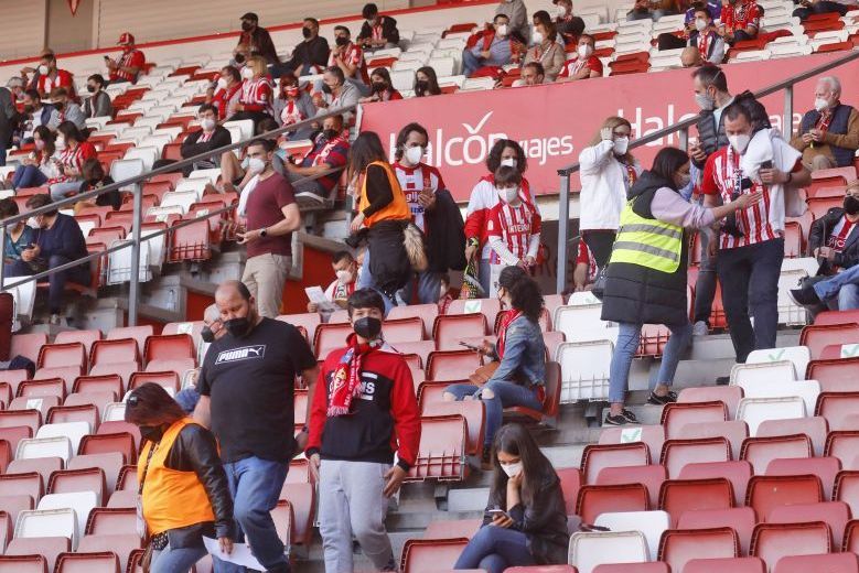Público en El Molinón durante el Sporting-Almería del pasado 30 de mayo