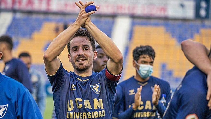 Rafa de Vicente saluda al público en un partido de UCAM Murcia