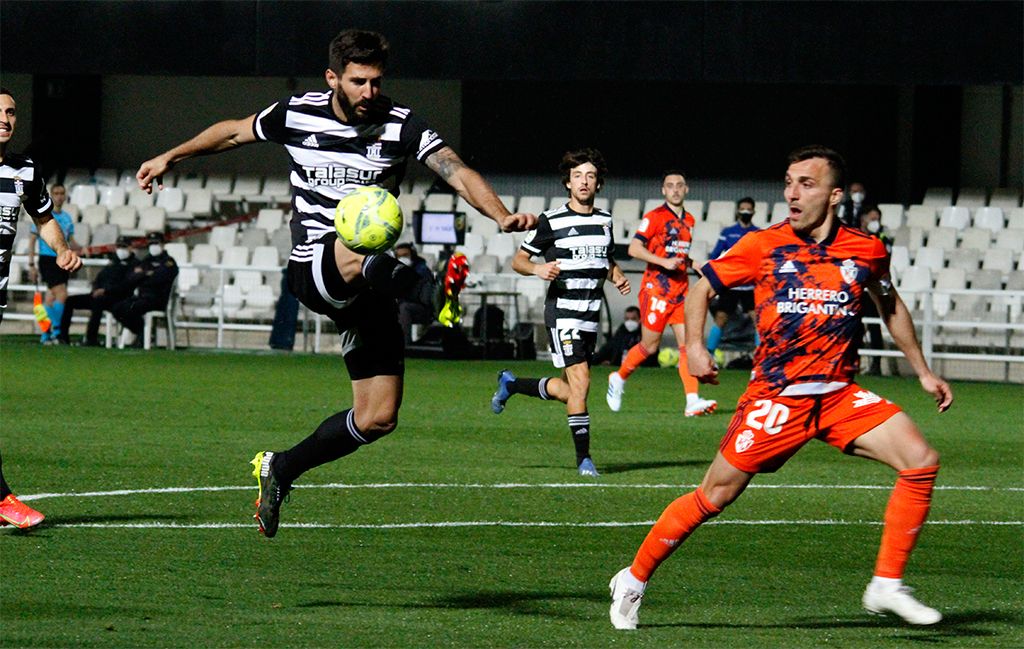 Raúl Navas ante Pablo Valcarce en un Cartagena-Ponferradina