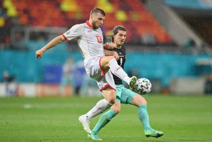 Ristovski y Sabitzer pugnando por un balón en el partido