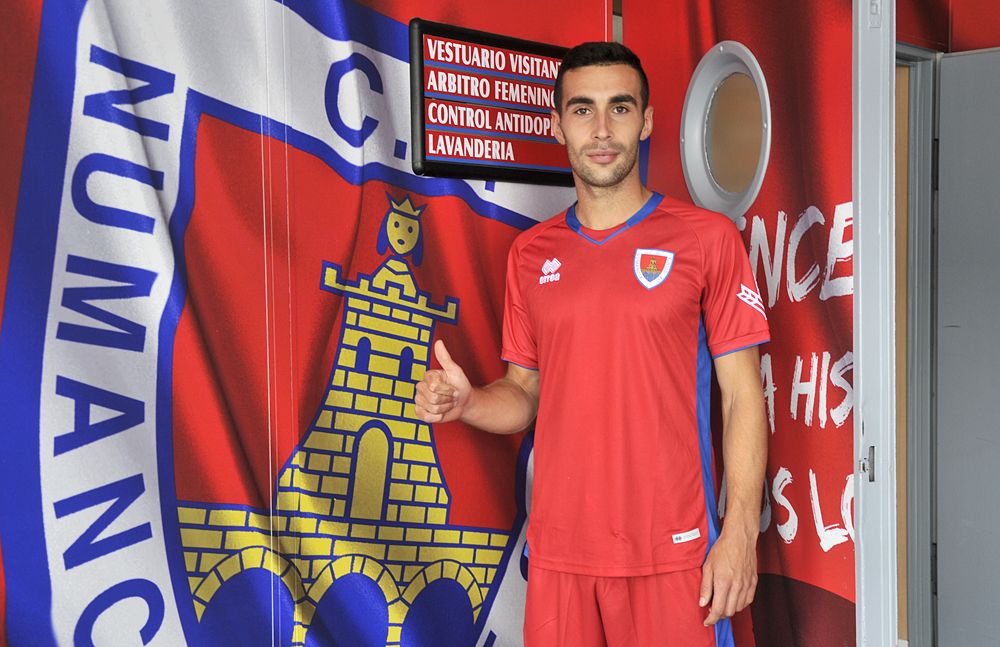 Jon Sillero en su presentación con el Numancia