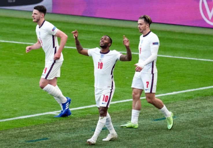 Sterling celebra el gol a Chequia