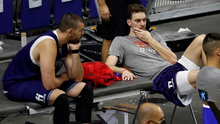 Pau y Marc Gasol hablan en un entrenamiento como jugadores de España. Foto: Agencia EFE.