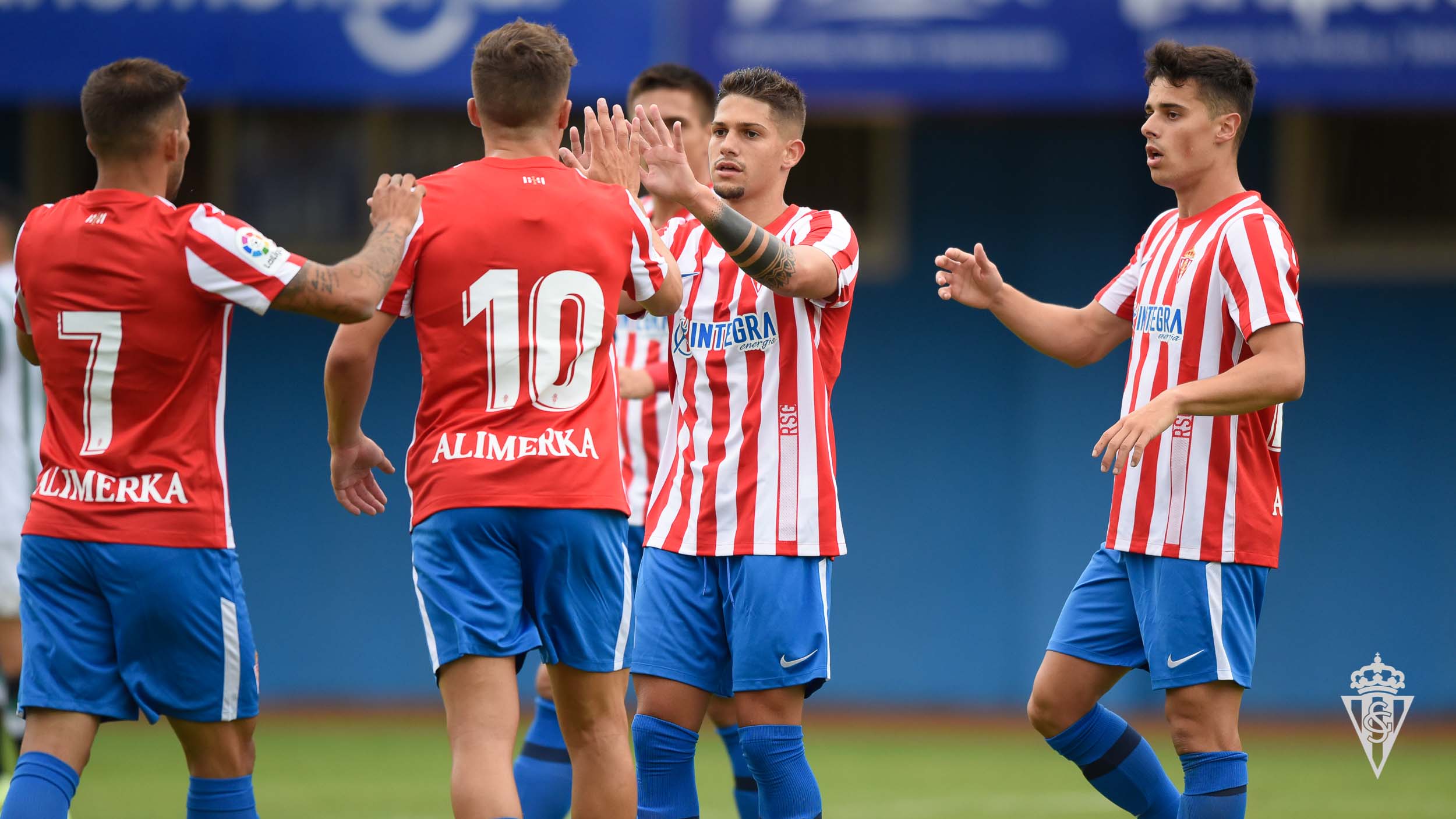 Berto González en el centro festejando un gol en pretemporada