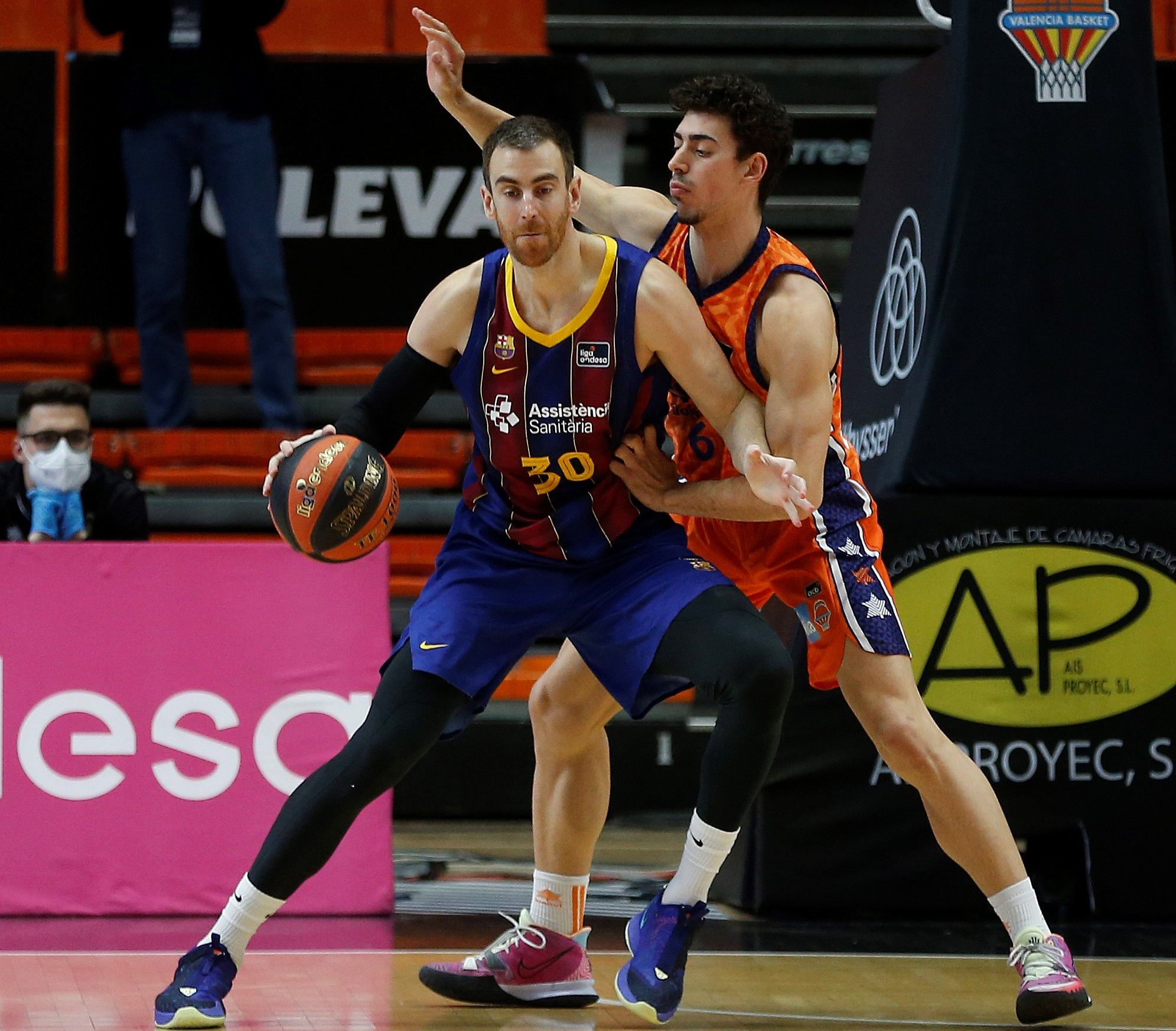 Víctor Claver defendido por su ahora compañero, Josep Puerto, la pasada temporada. Fuente: M.A. Polo (VBC).