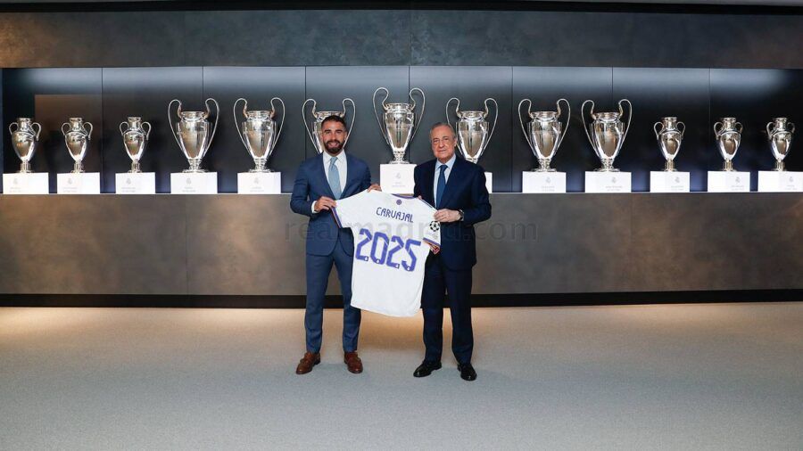 Daniel Carvajal posa junto a Florentino Pérez en su renovación con el Real Madrid Club de Fútbol. Foto: Real Madrid Club de Fútbol.