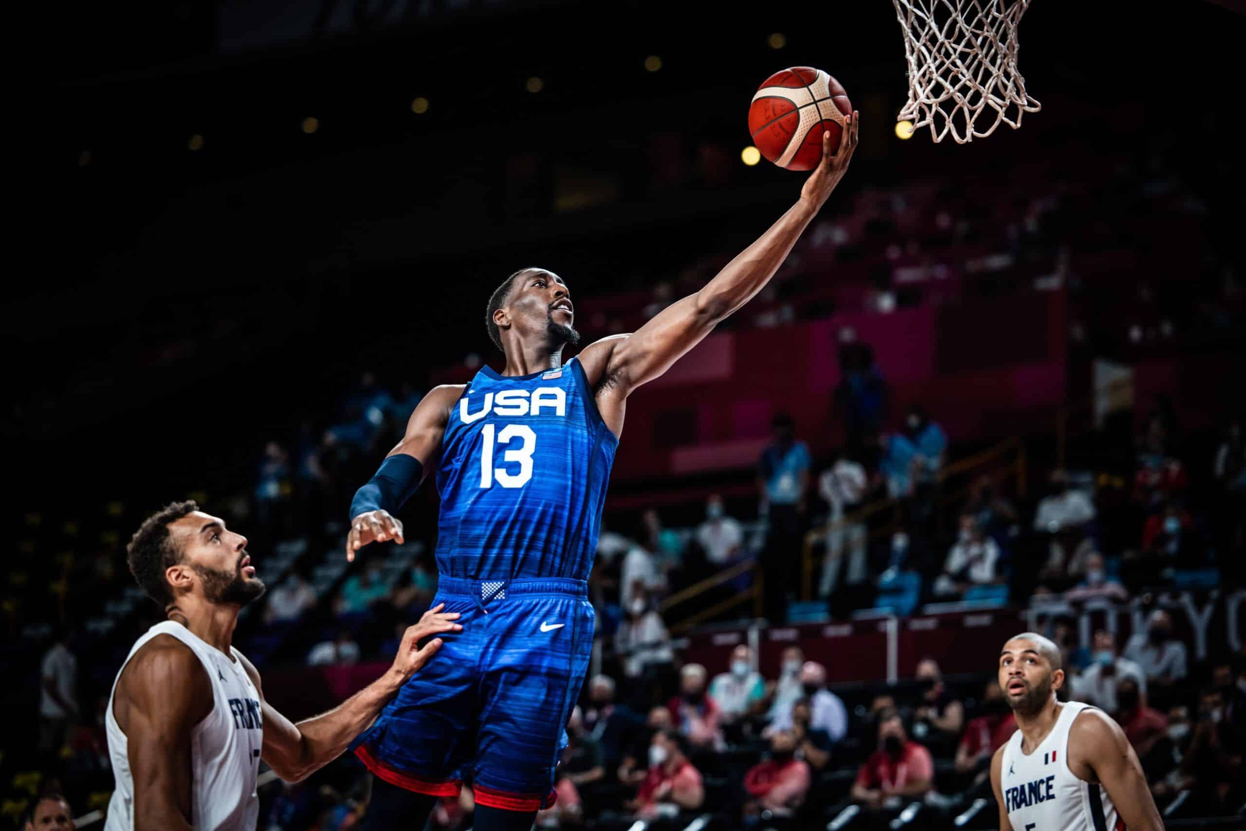 Bam Adebayo intenta una bandeja. Foto: @FIBA