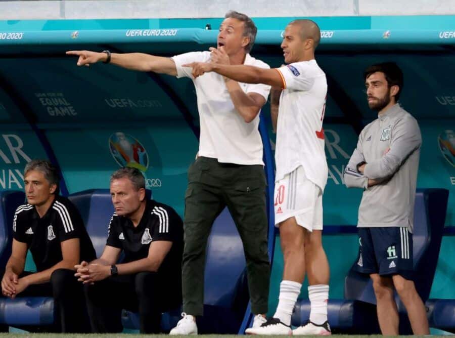 Luis Enrique da indicaciones a Thiago Alcántara en un partido de España. Foto: UEFA EURO 2020.
