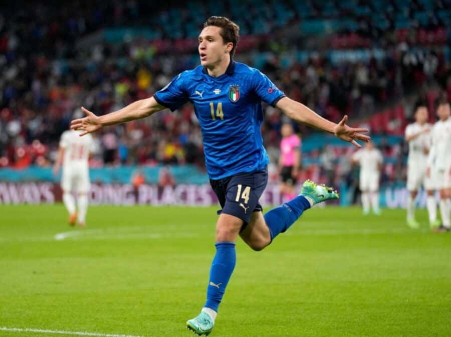 Federico Chiesa celebra un gol en un Italia - España. Foto: UEFA EURO 2020.