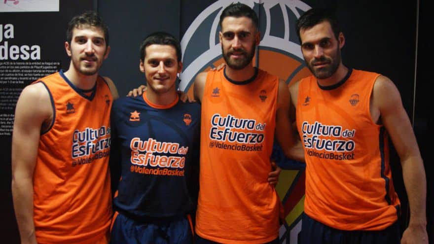 Fernando San Emeterio, Guillem Vives, Joan Sastre y el fisio Jordan Sospedra en 2017. Fuente: Valencia Basket.