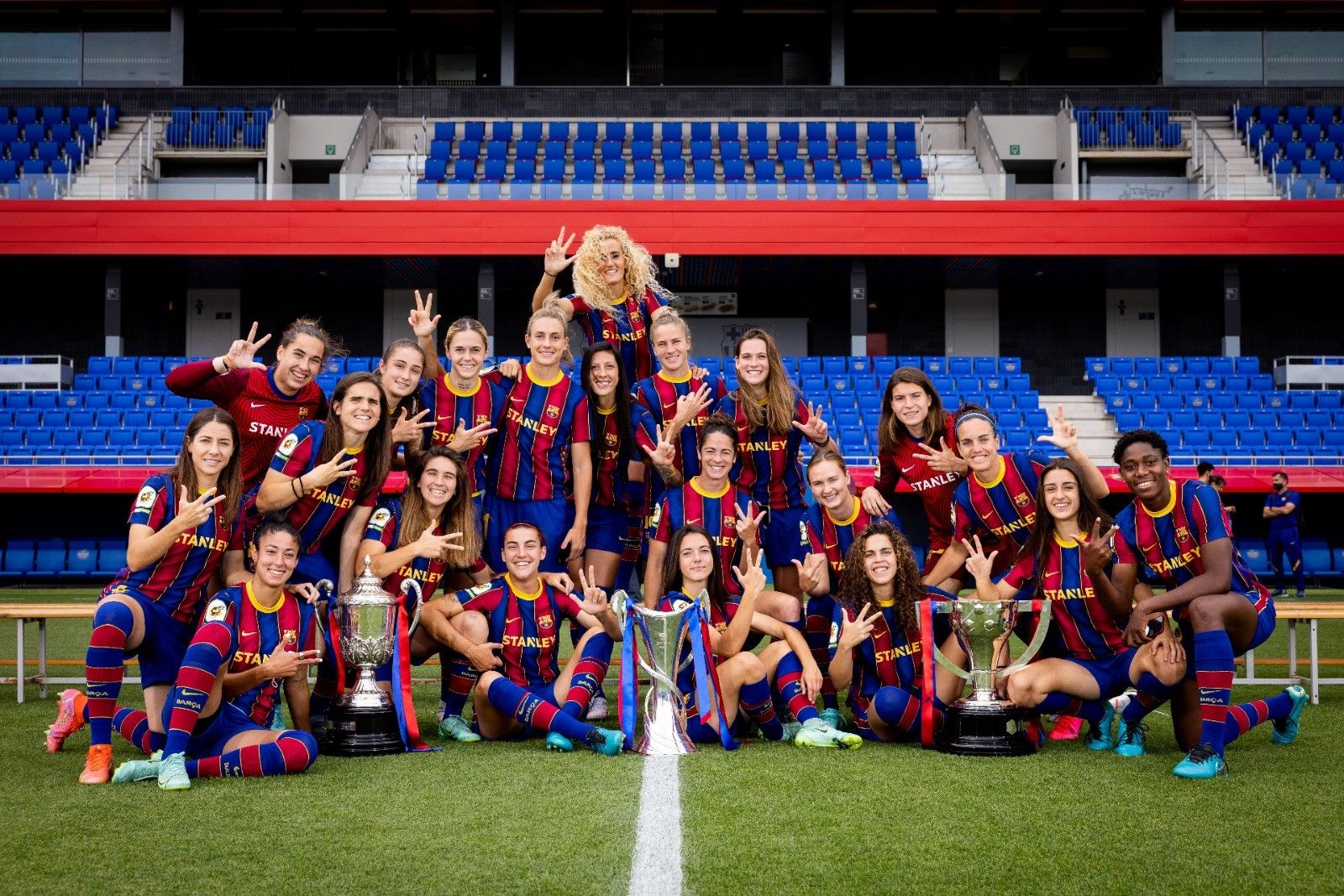 Las jugadoras del FC Barcelona Femení posando junto a los trofeos del triplete
