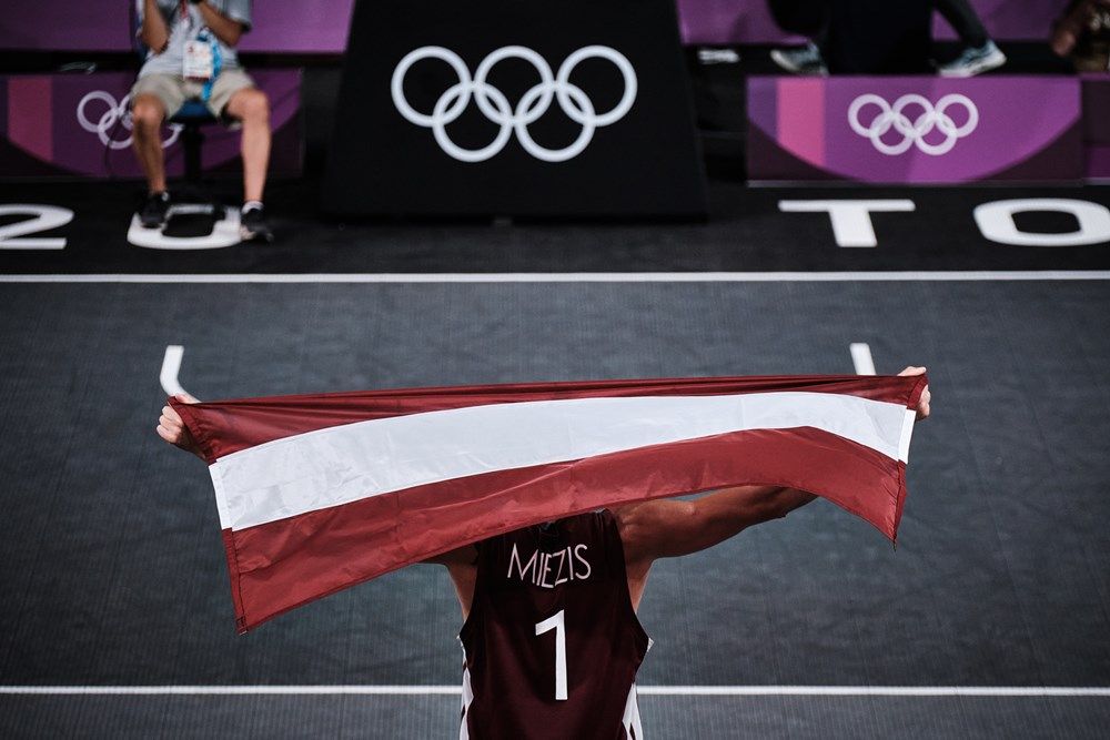 Nauris Miezis portando una bandera de su país. Foto: Web de FIBA