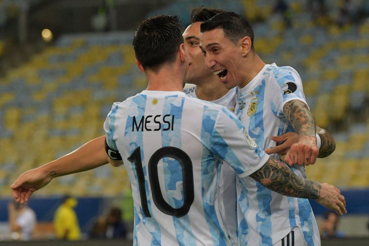 Messi y Di María celebrando el 1-0 contra Brasil