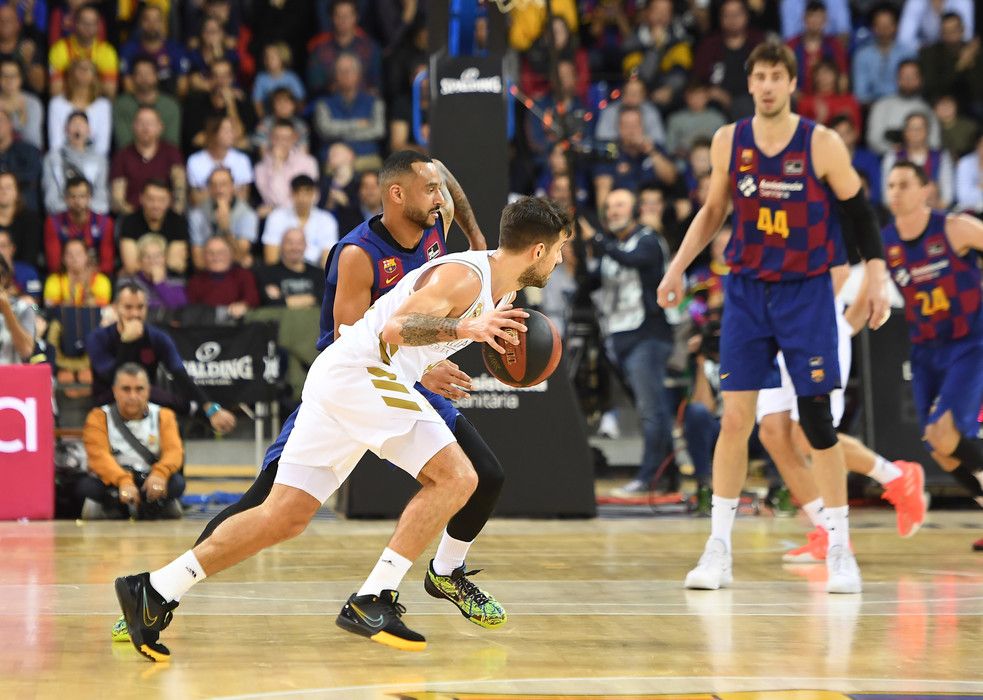 Nicolás Laprovittola bota el balón ante Adam Hanga en un Barça - Real Madrid. Foto: Liga Endesa.