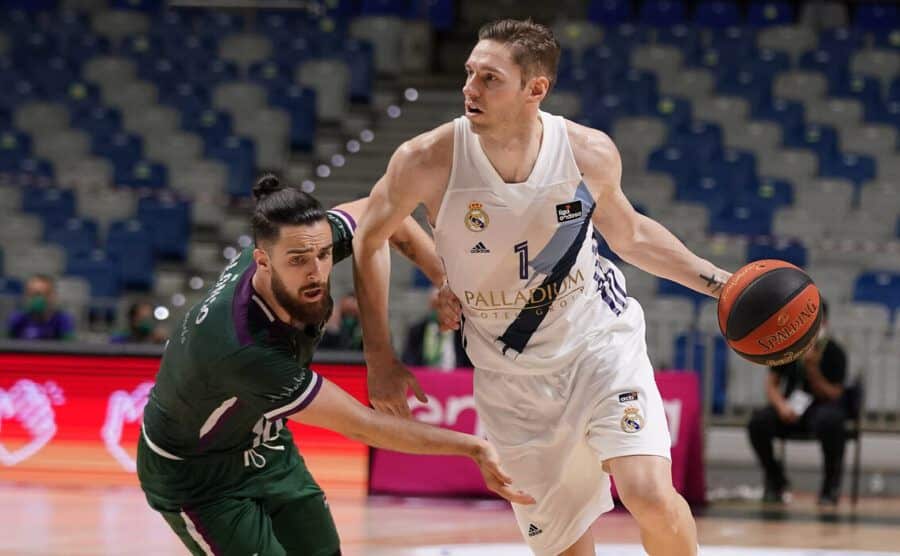 Fabien Causeur bota ante Francis Alonso en un Unicaja - Real Madrid. Foto: Liga Endesa.