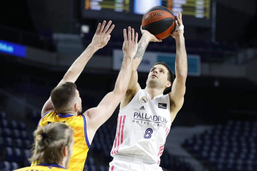 Nicolás Laprovittola lanza a canasta ante Tomas Dimsa en un Real Madrid - CB Gran Canaria. Foto: Liga Endesa.