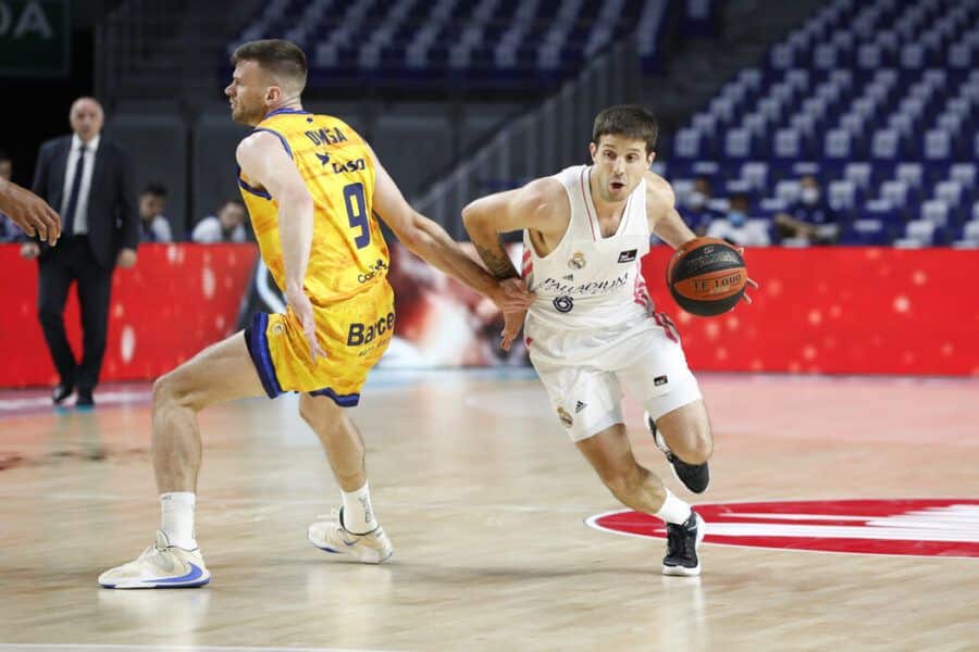 Nicolás Laprovittola rompe a Tomas Dimsa en un Real Madrid - Herbalife Gran Canaria. Foto: Liga Endesa.