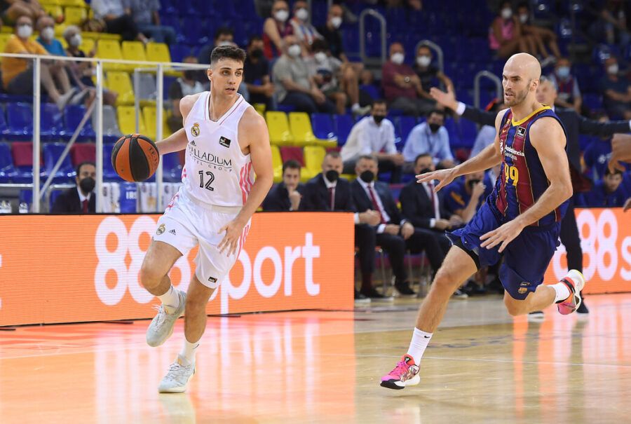 Carlos Alocén bota el balón ante Nick Calathes en un Barça - Real Madrid. Foto: Liga Endesa.
